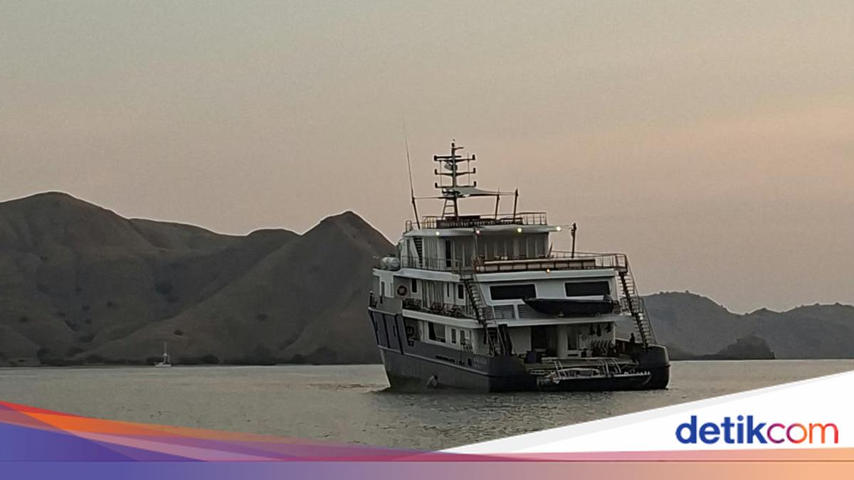 Kapal Pesiar Kandas di Perairan Taman Nasional Komodo Labuan Bajo