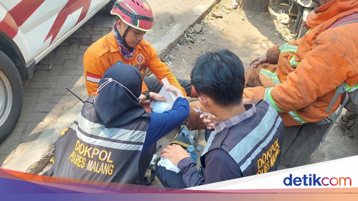 Dokkes Polres Malang Bantu Petugas Karhutla yang Kelelahan dan Terluka