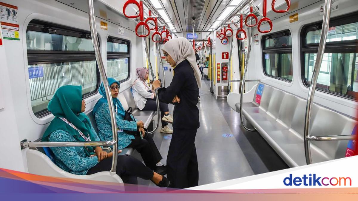 Warga Mulai Menjajal LRT Kelapa Gading - Manggarai