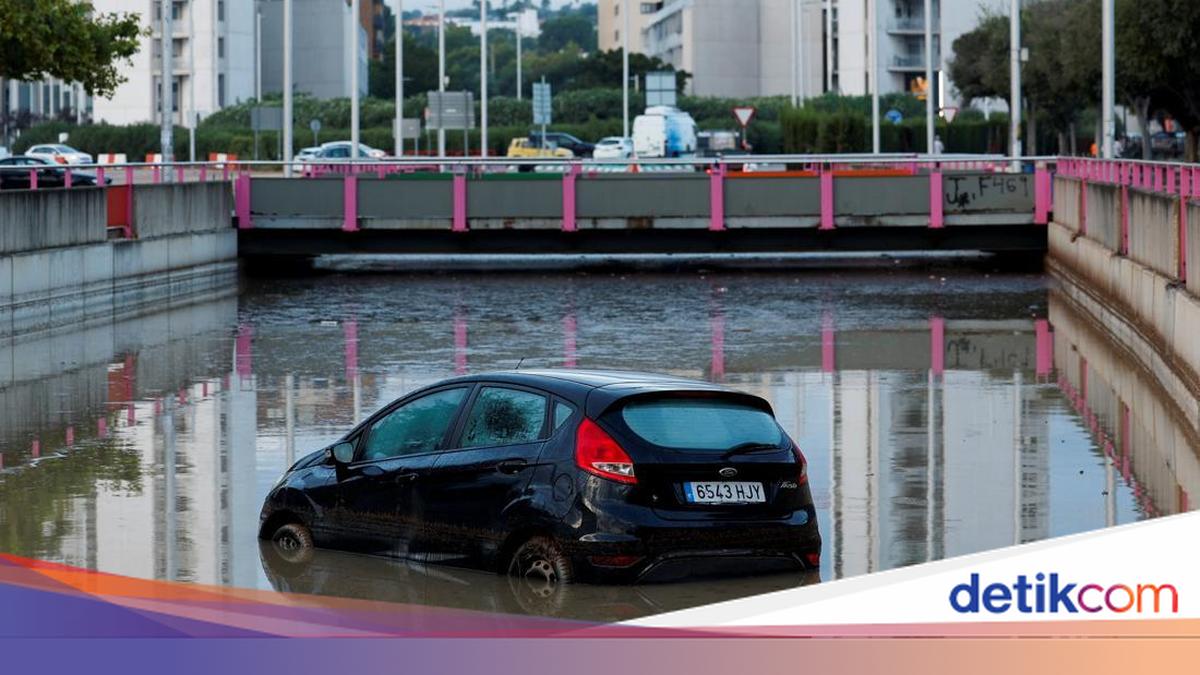 Hujan Deras Bikin Jalanan Valencia Terendam Banjir