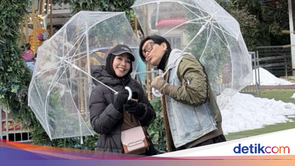 Dewi Gita Asyik Kulineran, Minum Kopi hingga Makan Es Krim di Jepang