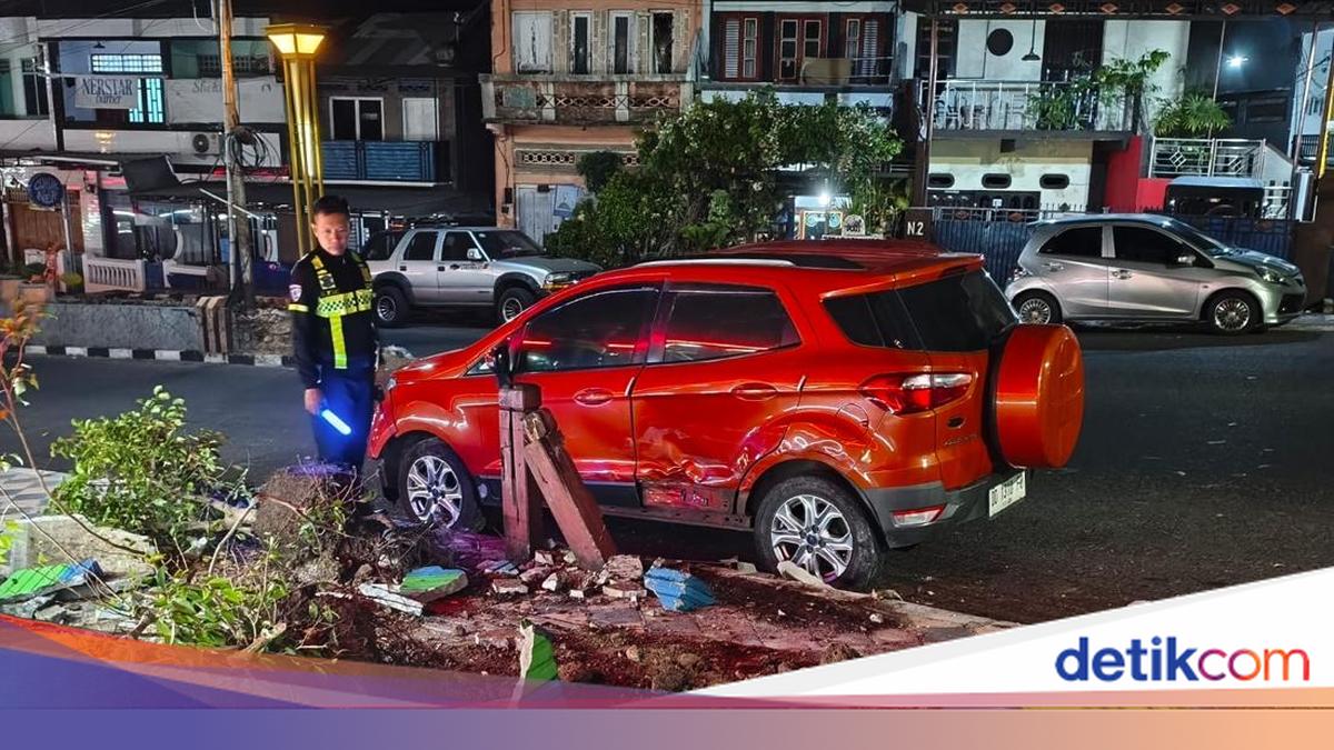 Terios Vs Ford Ecosport Tabrakan di Ujung Bulu Parepare