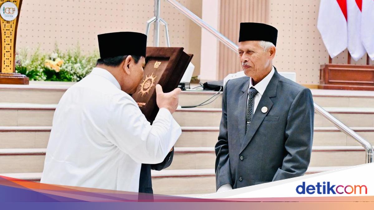 Momen Prabowo Dapat Mushaf Al-Qur'an dan Buku 'Gontor untuk Indonesia'