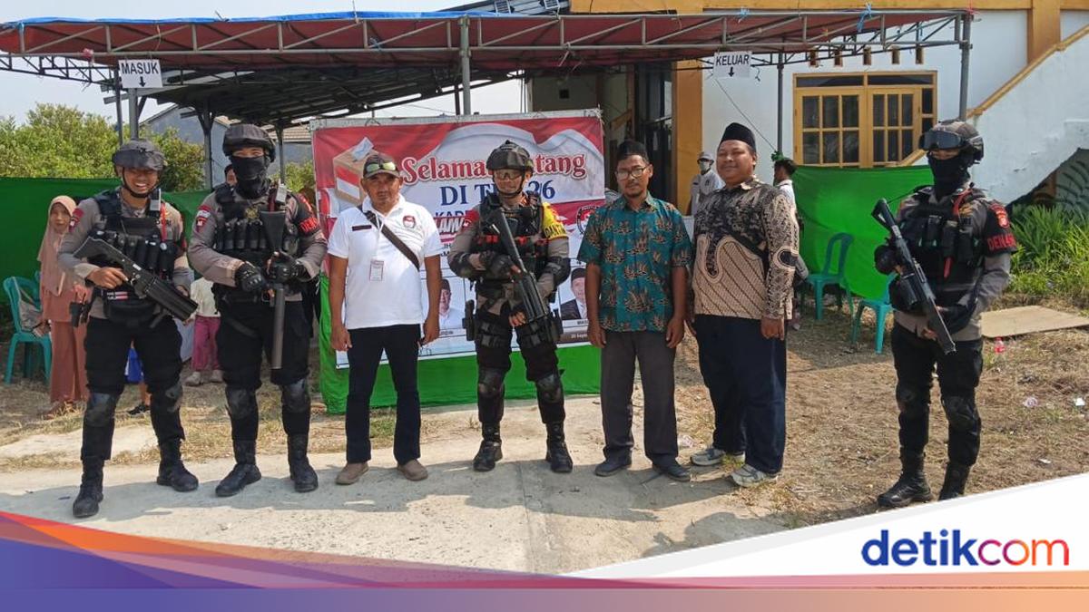 Brimob Polda Metro Patroli ke TPS Pilkades di Bekasi, Pastikan Kondisi Aman