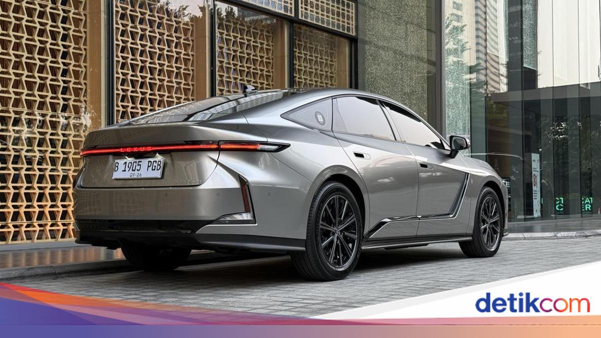 Kencan Pertama dengan Lexus ES: Antara Manjakan Penumpang dan Goda Pengemudi