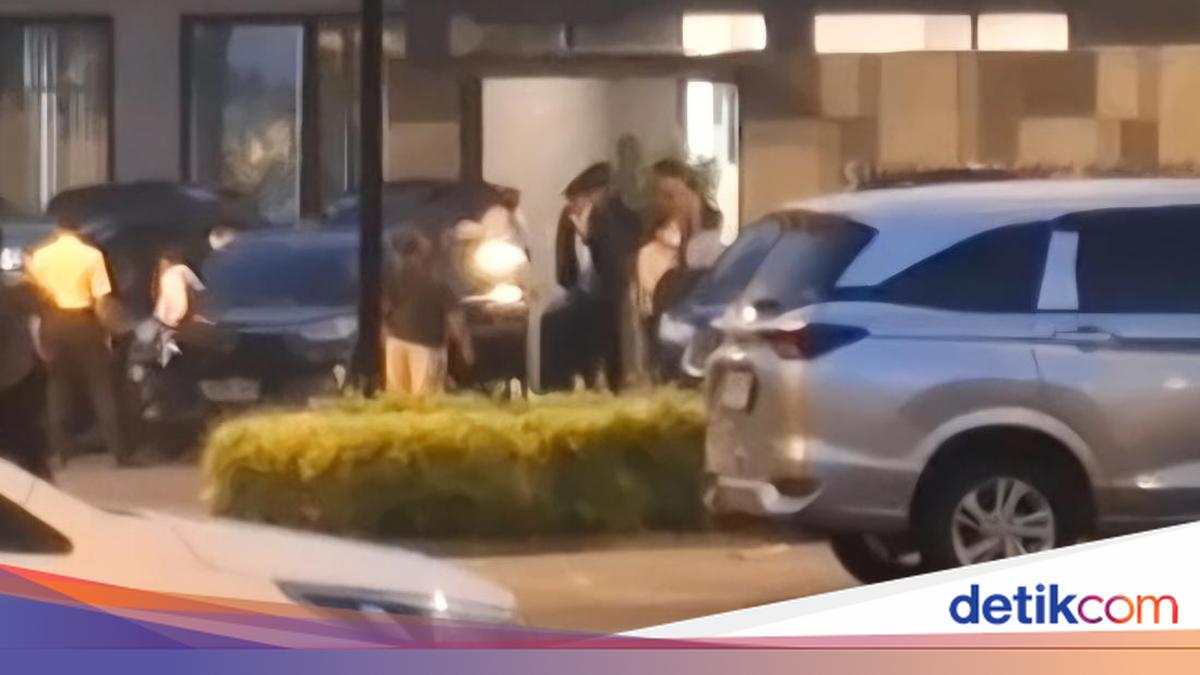 KPK Bawa Koper dan Tas Usai Geledah Kantor Summarecon Bogor