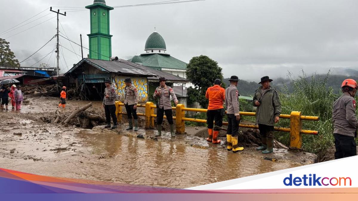 Brimob Polda Sumbar Turun Langsung Bantu Tangani Banjir Bandang di Solok