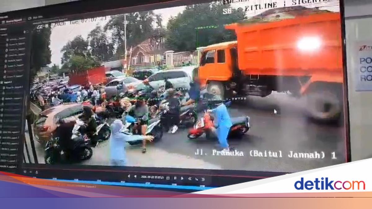 Dump Truk Tabrak Tiga Kendaraan di Bandar Lampung
