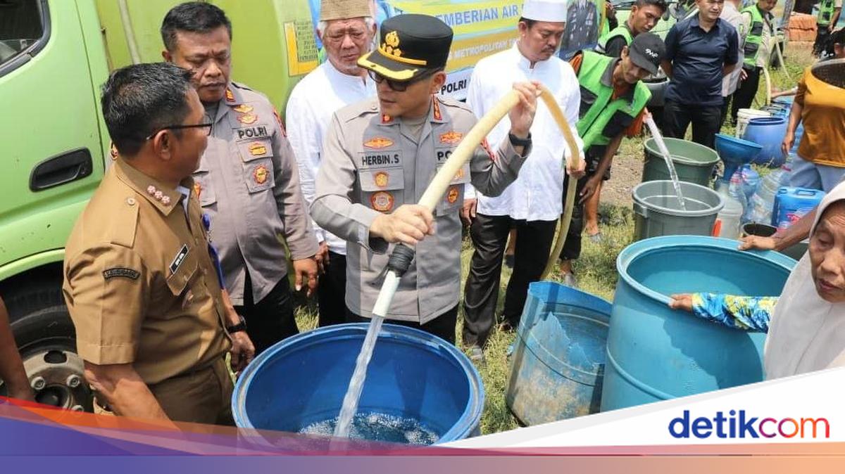 Pakuhaji Tangerang Kekeringan, Polisi Salurkan 32 Ribu Liter Air Bersih