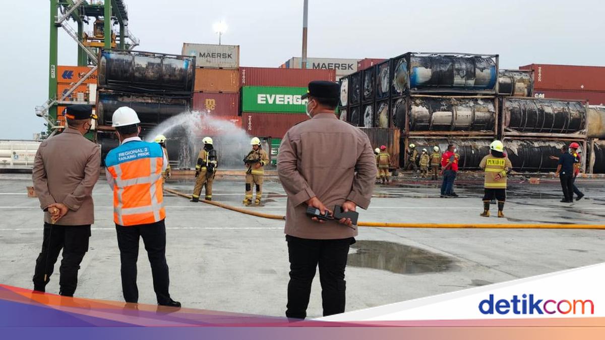 51 Tank Container di Priok Terbakar, Api Diduga dari Kontainer Isi Minyak