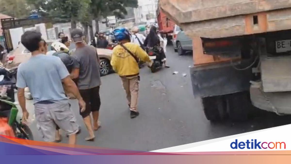 Detik-detik Truk Diduga Rem Blong Tabrak 4 Kendaraan di Bandar Lampung