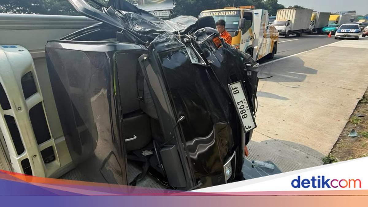 Mobil Boks Terguling Usai Tabrak Minibus di Tol Jagorawi, Sopir Terluka