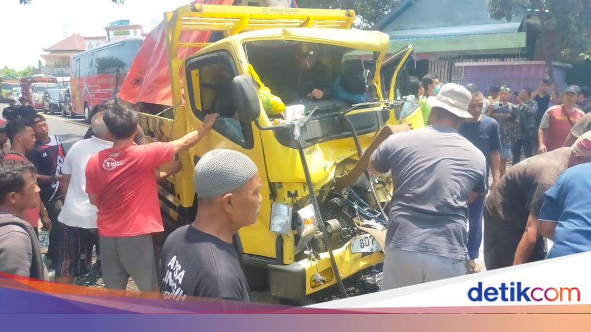 Truk Tabrak Tronton di Jalan Denpasar-Gilimanuk, 3 Orang Patah Tulang