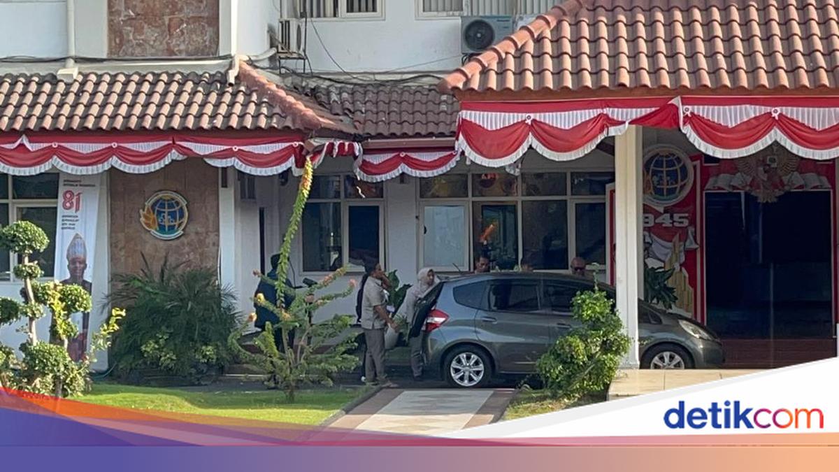 Suasana Penggeledahan KPK di BPN Jatim, Ada Jazz Kirim Tas