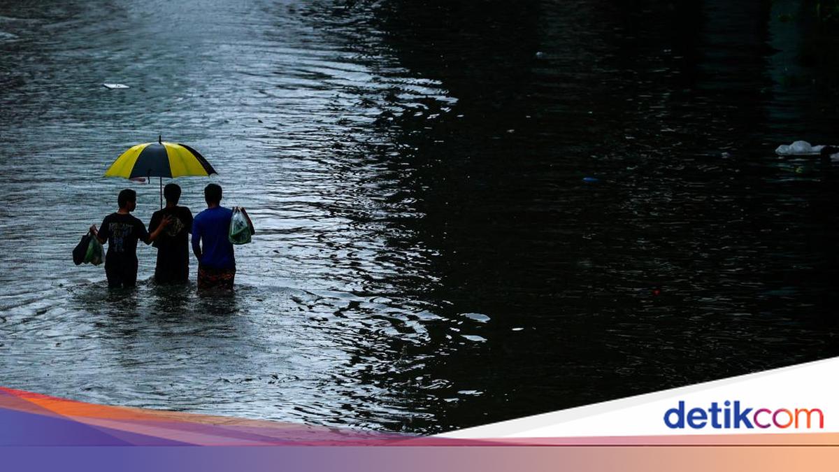 Sosok Mengerikan Muncul Saat Banjir Merendam Thailand