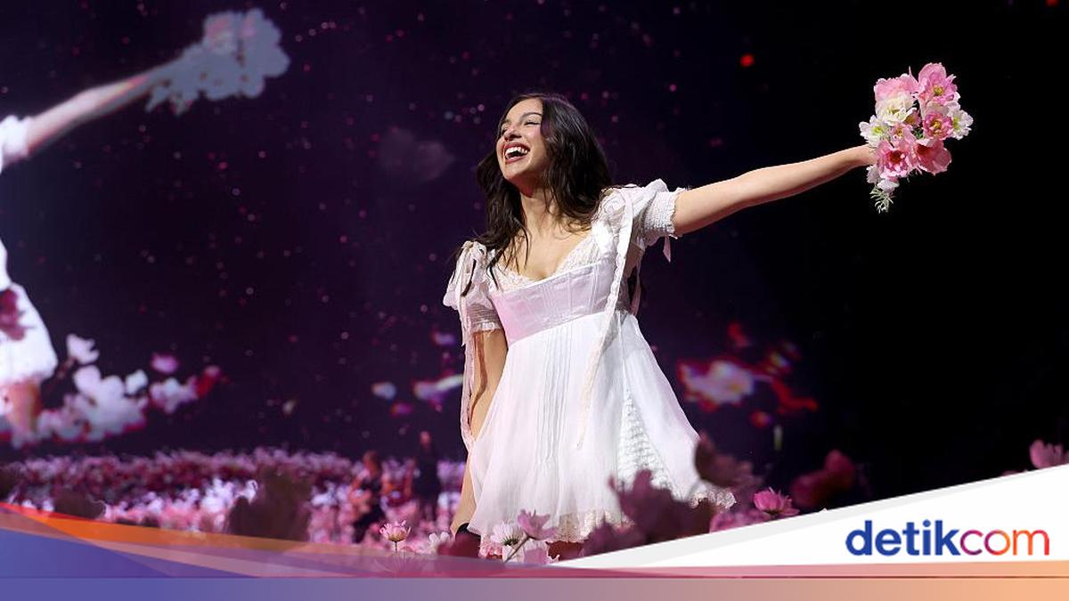 Viral Gaun Olivia Rodrigo 'Meleleh' Kena Air saat Tampil di Atas Panggung