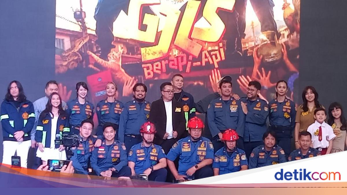 映画『GJLS: Berapi-Api』のイベントに集まった出演者と消防隊員