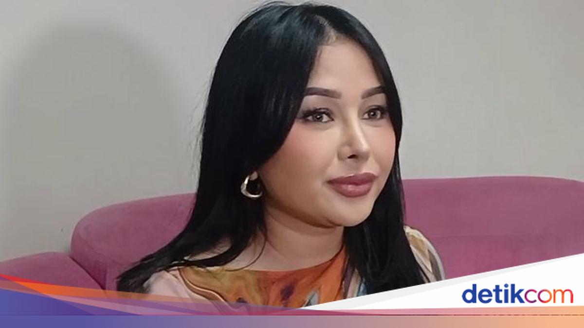 Mutia Ayu and Gewa Visit Glenn Fredly's Final Resting Place