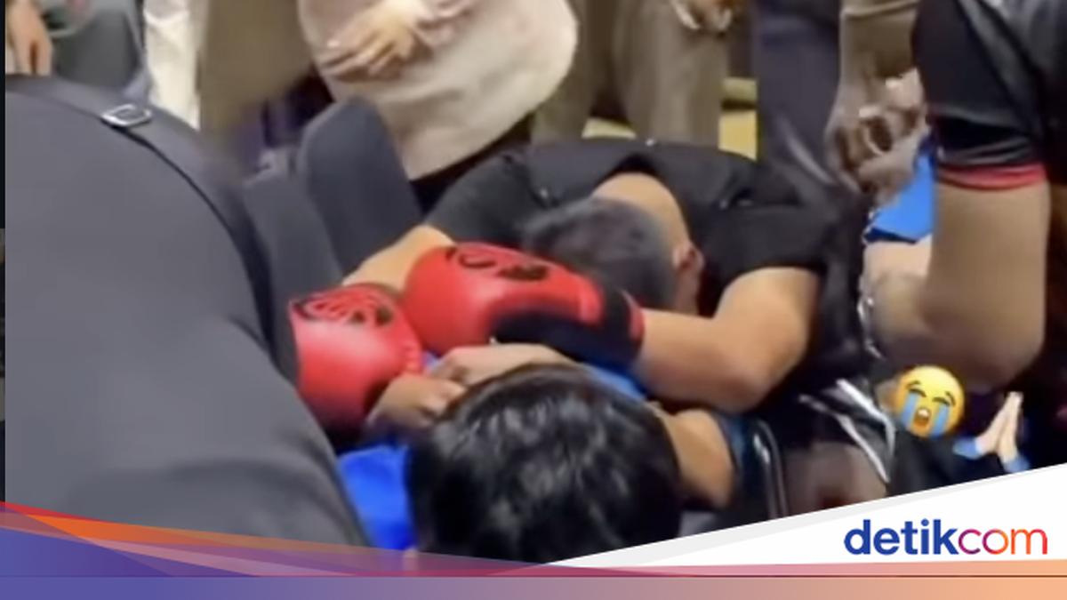 Dede Sunandar collapses in ring after boxing match with Vicky Prasetyo