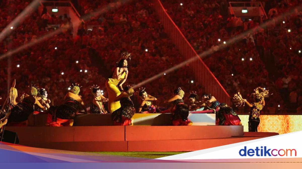 Anggun C Sasmi Moved to Tears Singing 'Tanah Airku' at GBK, detikcom reports