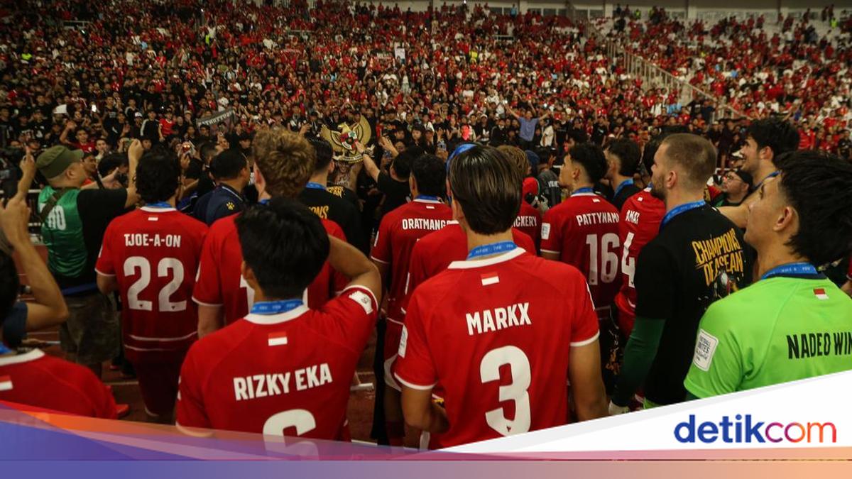 Photo: detikcom Dari lapangan untuk suporter timnas indonesia angkat trofi juara