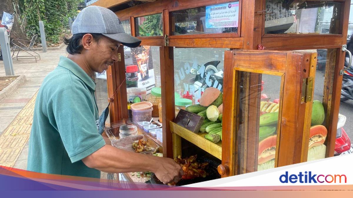 Cerita Wahid Banting Setir dari Petani Jadi Tukang Rujak di Bandung