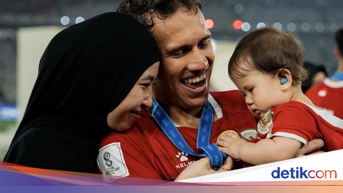 Egy Maulana Vikri Celebrates Indonesia ASEAN Cup Win With Family