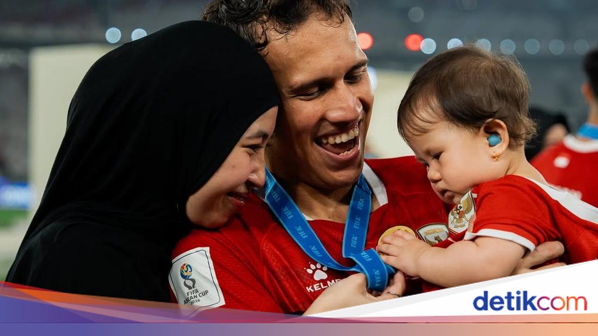 Timnas Indonesia players bring children onto pitch after FIFA ASEAN Cup win