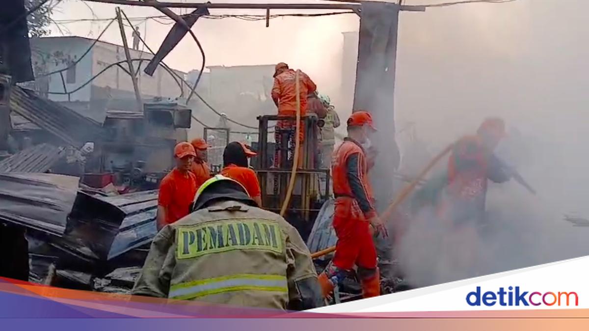 Kebakaran di Jakut Hanguskan Puluhan Rumah dan Lapak, Kerugian Rp 1 M