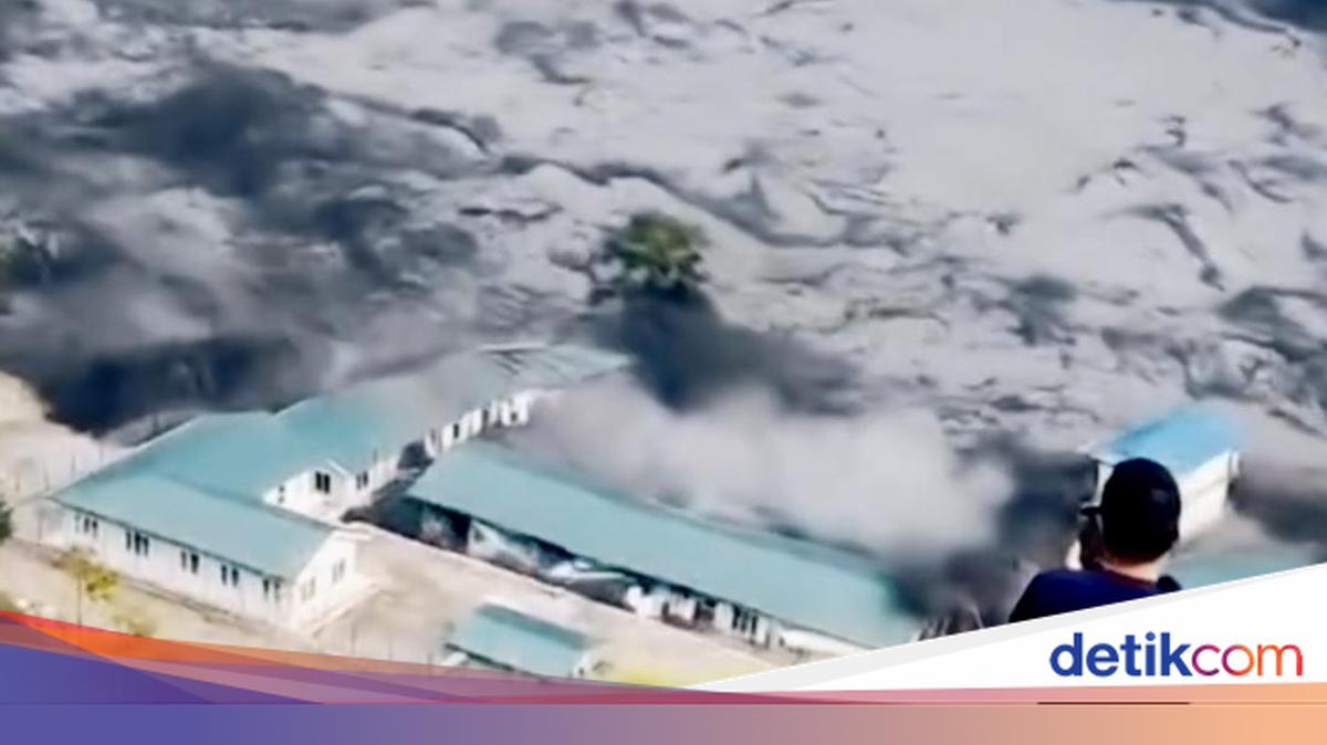 Momen Banjir Bandang Hancurkan Jembatan dan Rumah di Nepal