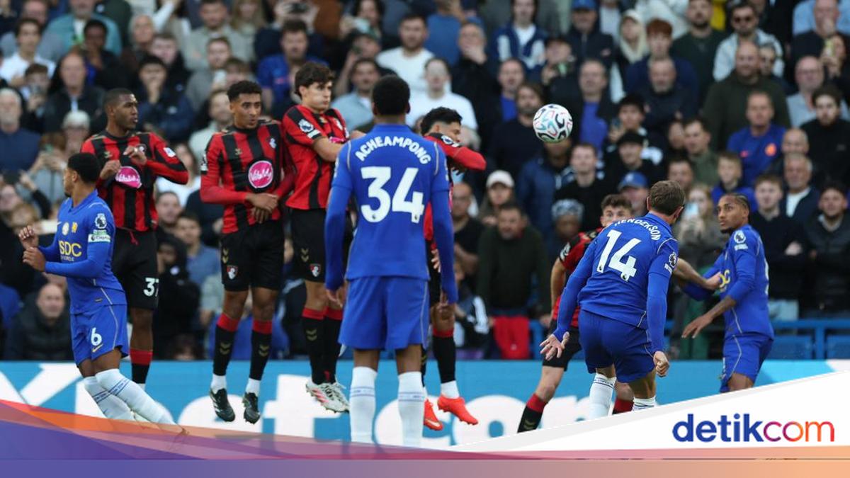 Gol Free Kick Henderson yang Bikin Rogers Sebal