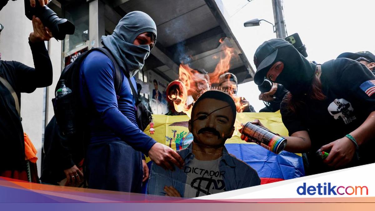 Young Ecuadorians protest in Quito for health, education and jobs