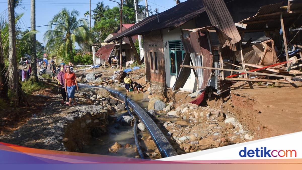Flash Floods in Padang Flood 120 Homes and Damage Roads and a Dam