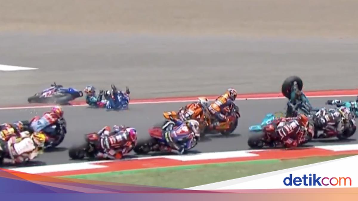 Moto2 Mandalika Diwarnai Red Flag: Empat Rider Jatuh-Motor Kebelah!