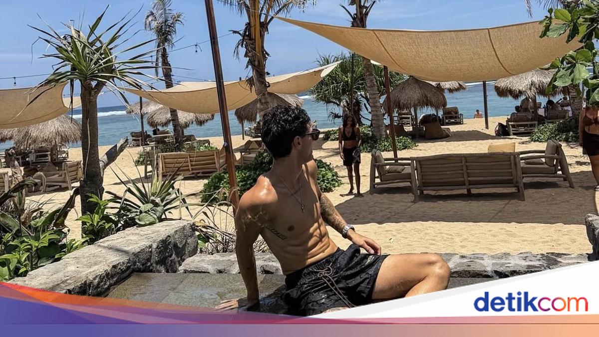 Gaya Kocak Pembalap Tony Arbolino saat Cosplay Jualan Jagung Bakar di Lombok