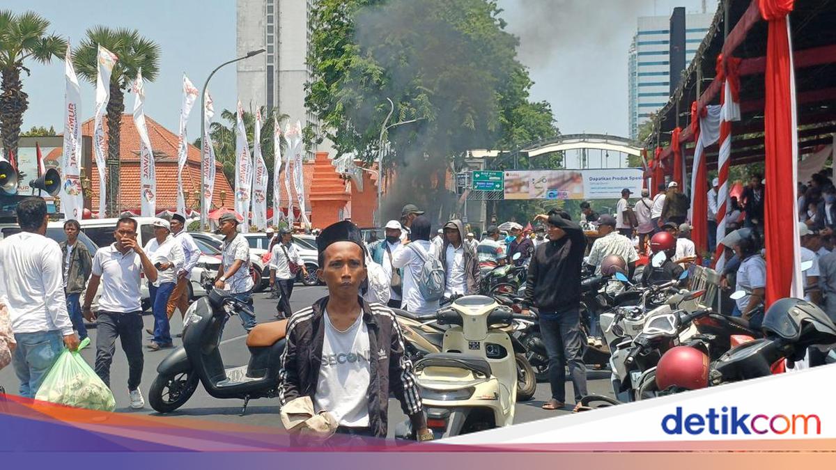 Hindari Jalan Gubernur Suryo Surabaya Ada Demo Rokok Ilegal