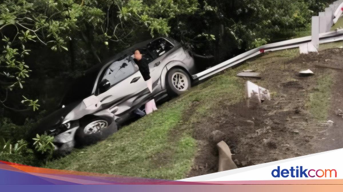 Sopir Ngantuk, Pajero Nyusruk ke Parit Usai Hantam Pembatas Tol Jagorawi