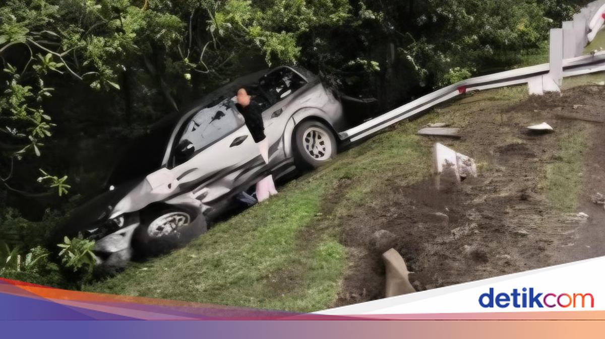 Sopir Ngantuk, Pajero Nyusruk ke Parit Usai Hantam Pembatas Tol Jagorawi
