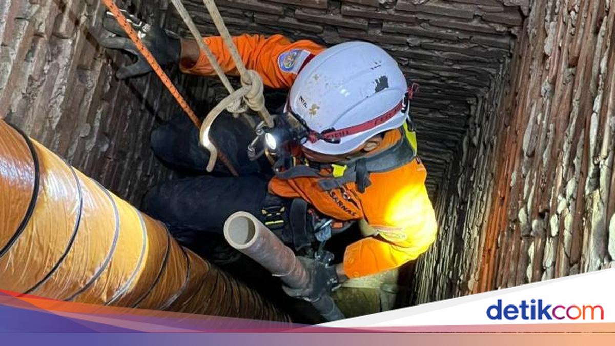 Rescuers work to free man buried in collapsed well in Banten