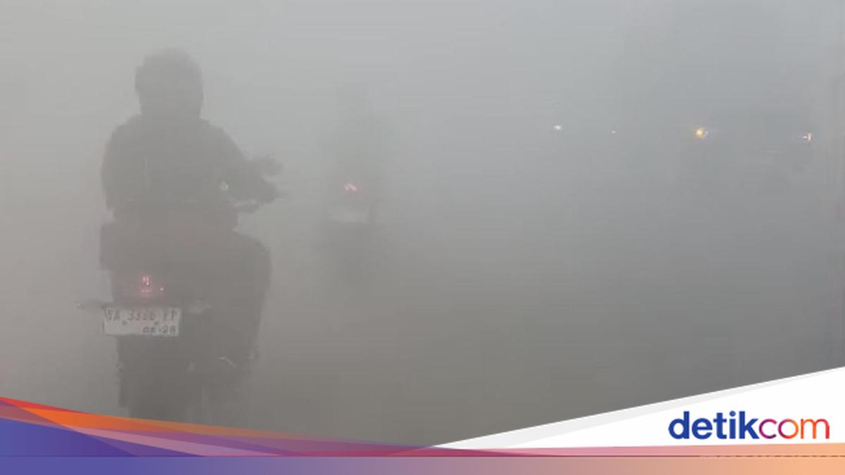Perjuangan Warga Kalsel Berkendara di Tebalnya Asap Karhutla