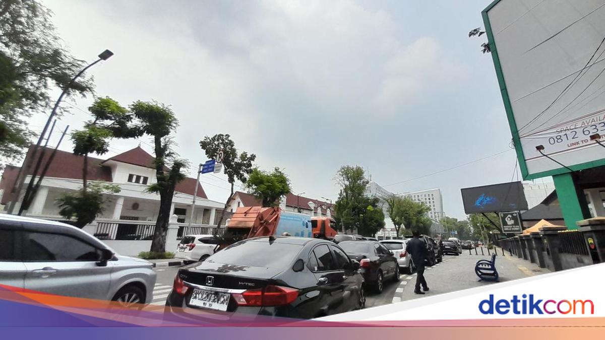 Pengendara Keluhkan 2 Sisi Tepi Jalan Pengadilan Medan Dipakai Parkir ...