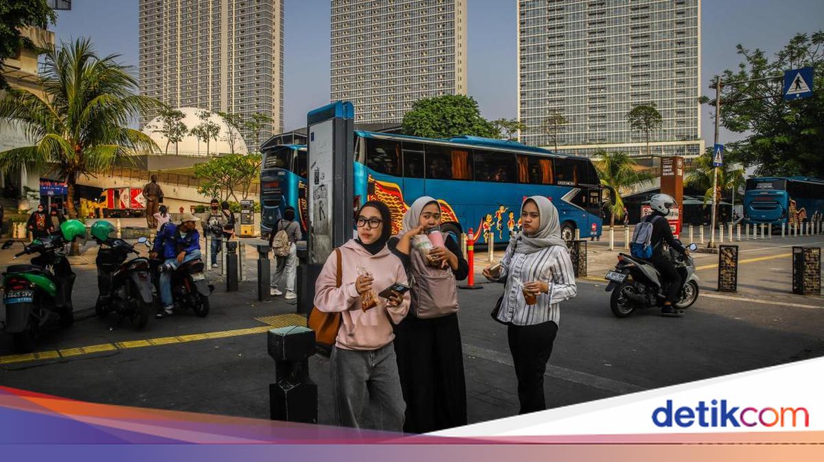 Street Vendors and Residents Share Space in Jakarta’s Cikini