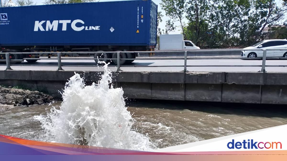 Heboh Semburan Air Mirip Lumpur Setinggi 3 Meter di Dupak Rukun Surabaya