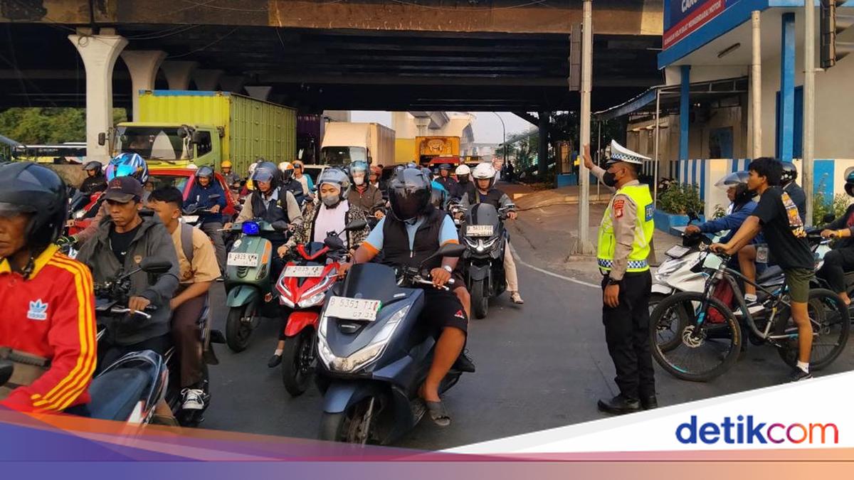 Broken-down truck causes traffic delays in East Jakarta