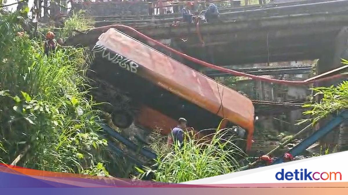 Minibus Crashes Into Dry River in Bogor, Killing Driver