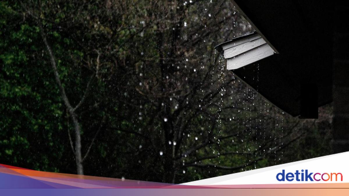 Depok Diguyur Hujan Disertai Angin dan Petir