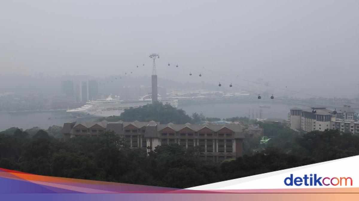 Haze from Nearby Forest Fires Reduces Visibility Across Singapore