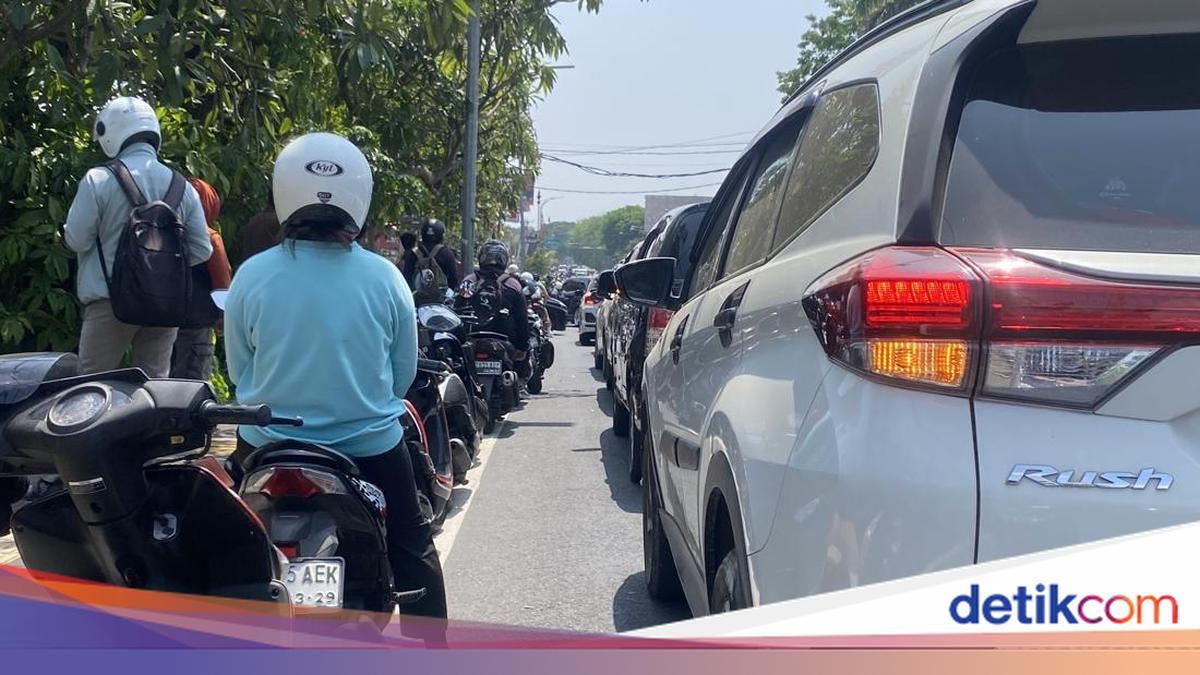 Krisis BBM di Bali, Warga Rela Beli Bensin Mahal dari Live TikTok