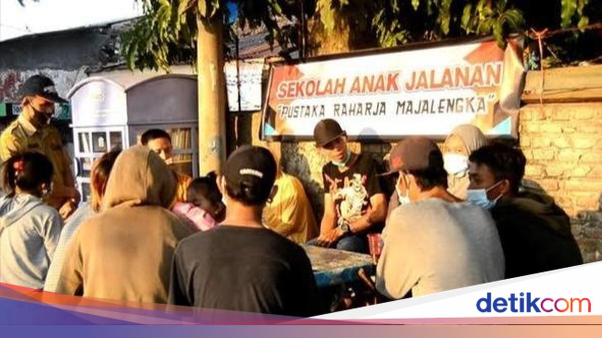 Egi Trialogi, Guru Honorer Pelopor Sekolah Anak Jalanan di Majalengka