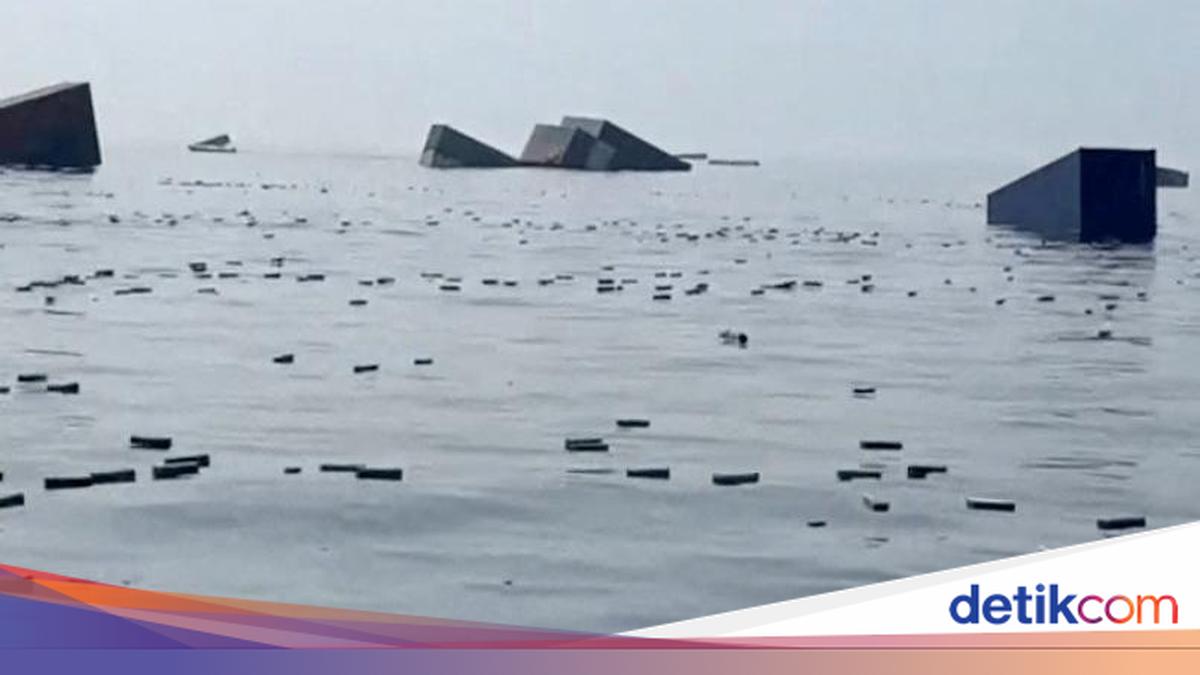 Singapore Ship GFS Pride Sinks After Being Hit by Mine